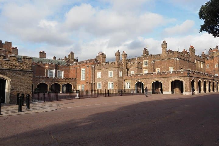 London Power, Palaces and Royal Secrets Walking Tour