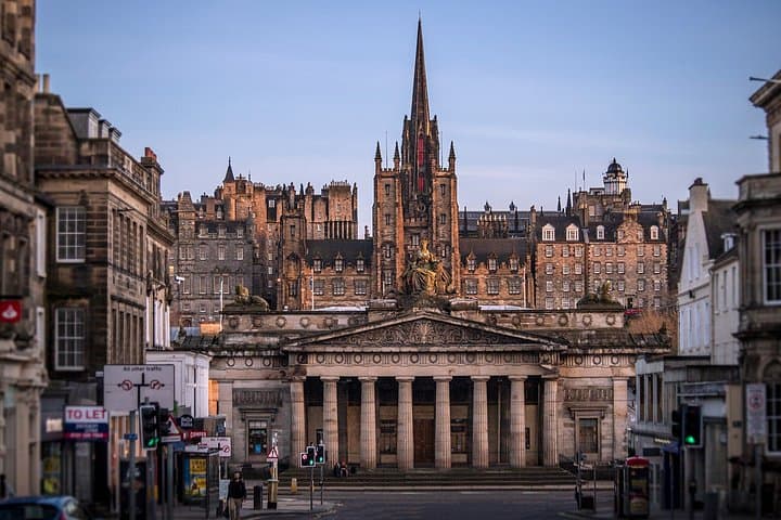Edinburgh Full-Day Walking Tour with Edinburgh Castle included