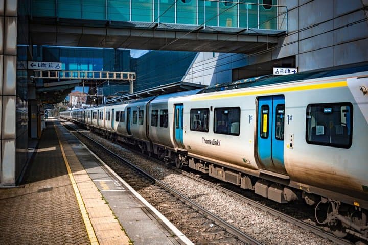 Luton Train Transfer between Luton Airport and London