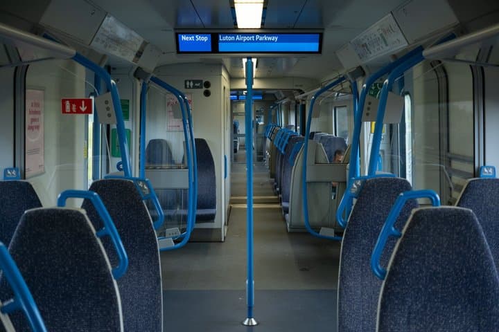 Luton Train Transfer between Luton Airport and London