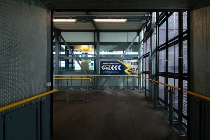 Luton Train Transfer between Luton Airport and London