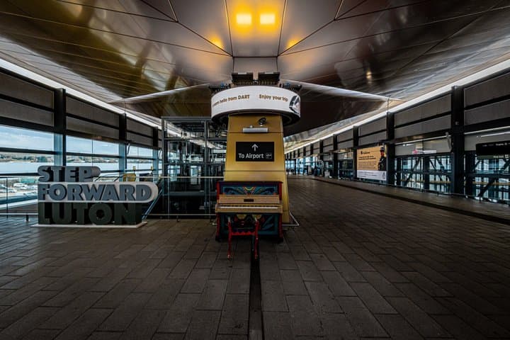Luton Train Transfer between Luton Airport and London