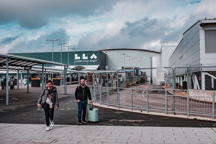 Luton Train Transfer between Luton Airport and London