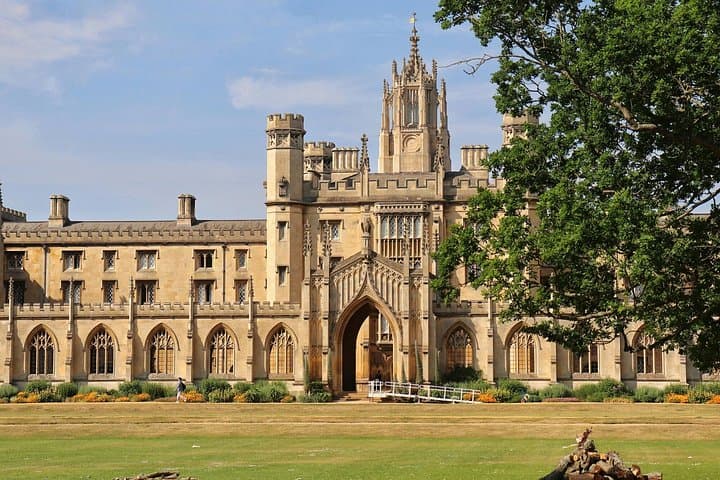 Cambridge Scavenger Hunt & Highlights Self-Guided Walking Tour