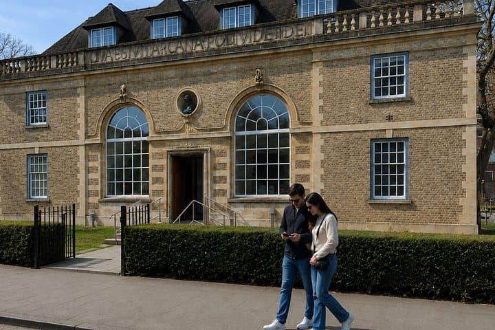 Cambridge Scavenger Hunt & Highlights Self-Guided Walking Tour
