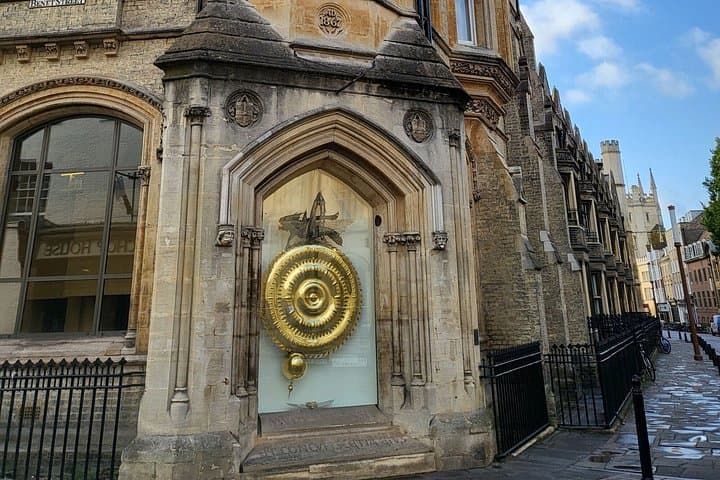 Cambridge Scavenger Hunt & Highlights Self-Guided Walking Tour