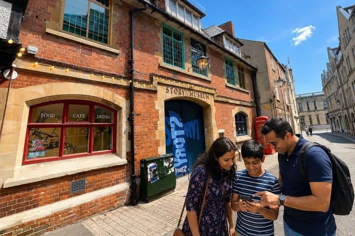 Oxford Scavenger Hunt & Highlights Self-Guided Walking Tour