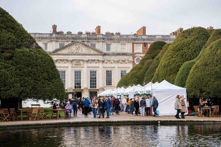 Hampton Court Palace Guided Tour. Full day Entry & Afternoon Tea