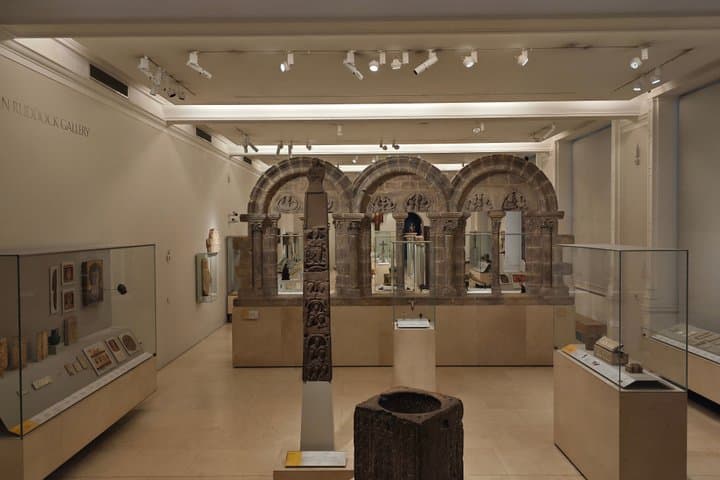 London Victoria Albert Museum and National Gallery Private Tour