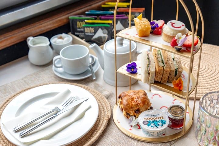 London River Thames Cruise with Afternoon Tea or Dinner